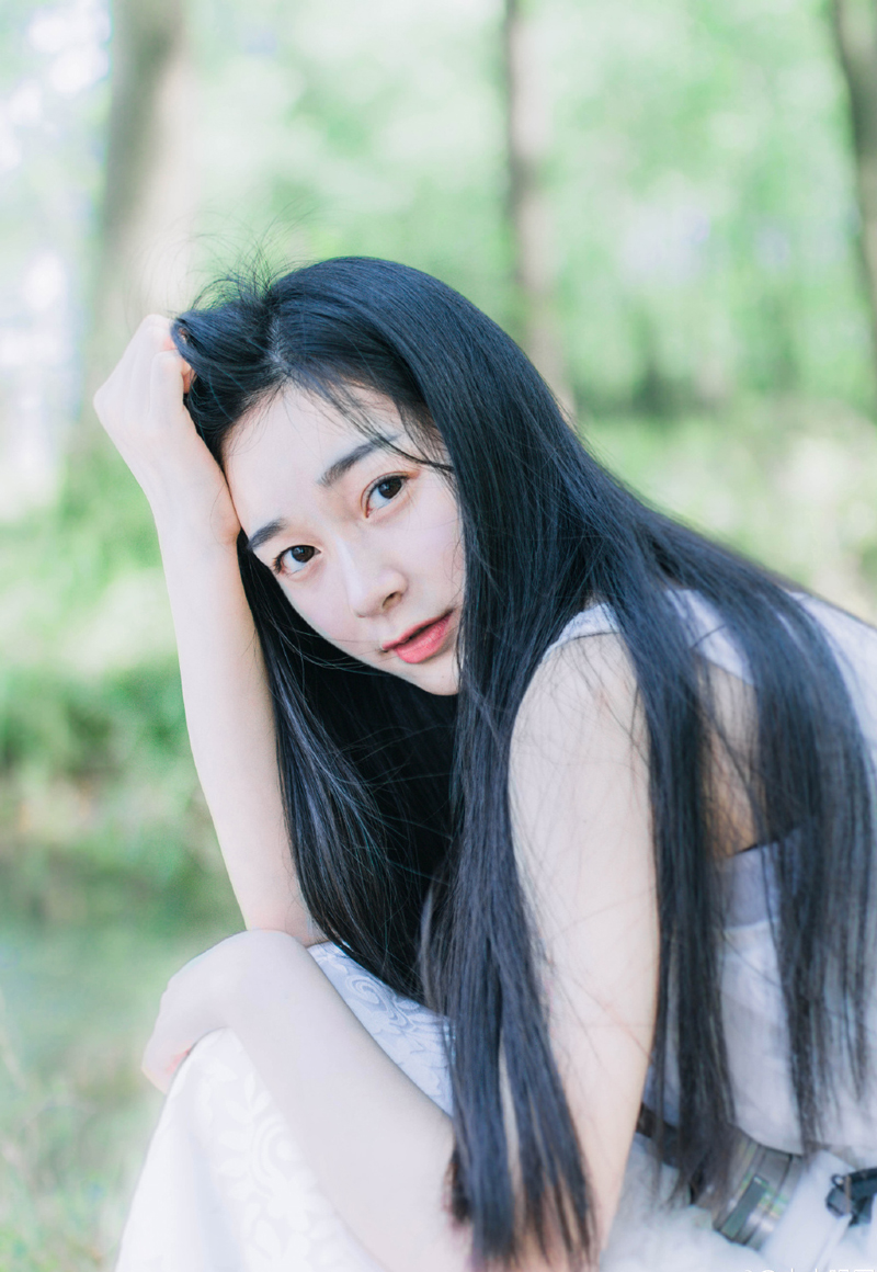 严颜闻言不禁大笑起来：“尔等太过胆小，那魏延便是有多余兵马，这一带山陵遍布，如何施展，我只带八千人前去迎战，城中还有万人人马，我走后，尔等好生看管城池，待我凯旋归来。”